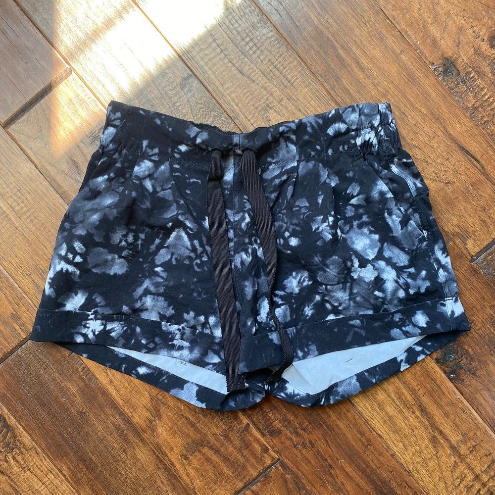 Lululemon Cuffed Running Shorts - Black Tie Dye sz 4